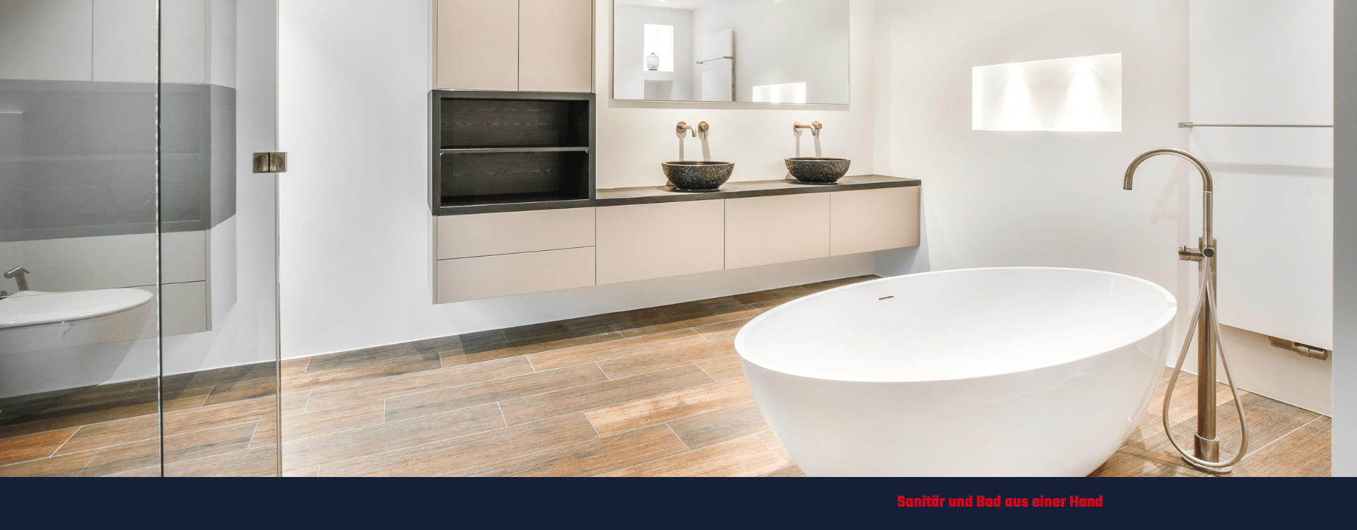 Modernes Badezimmer mit freistehender Badewanne
