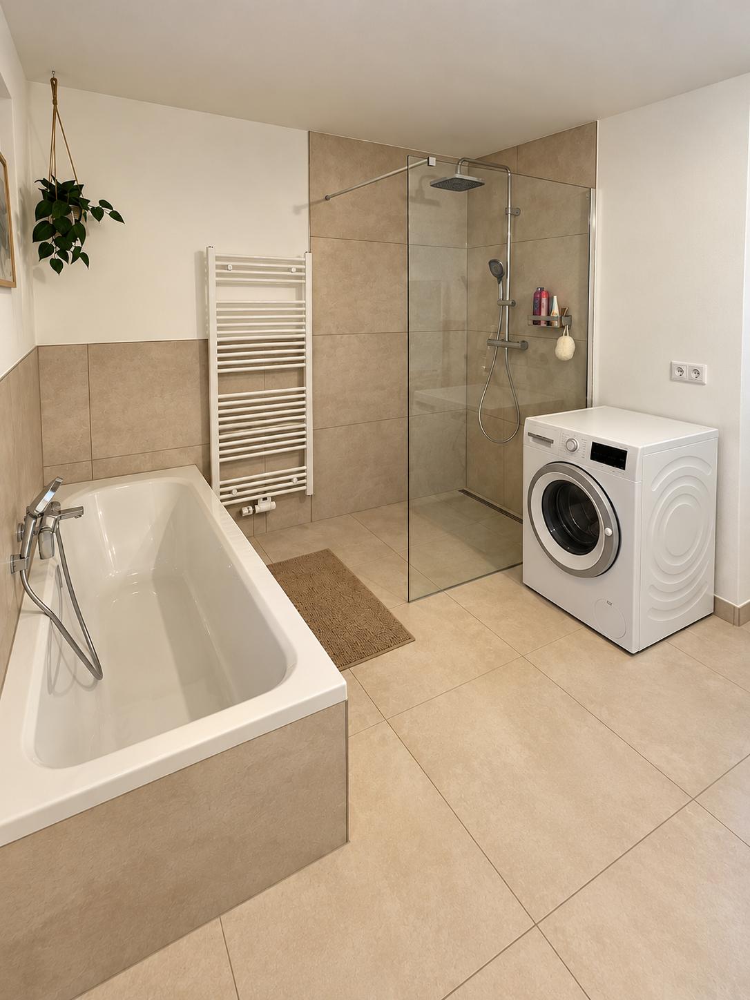 Badewanne, Glasdusche und Handtuchheizkörper