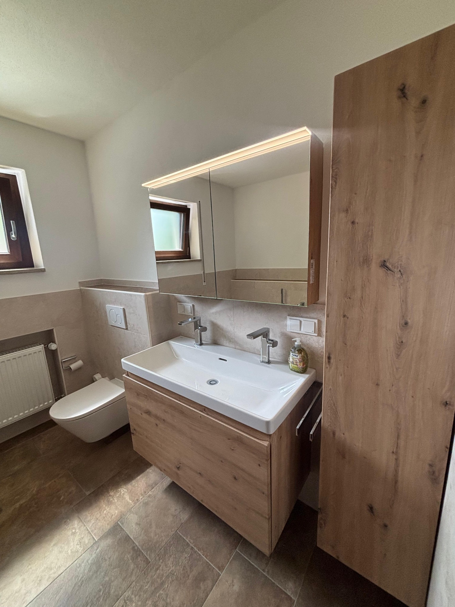 Nach der Sanierung – Waschtisch und WC