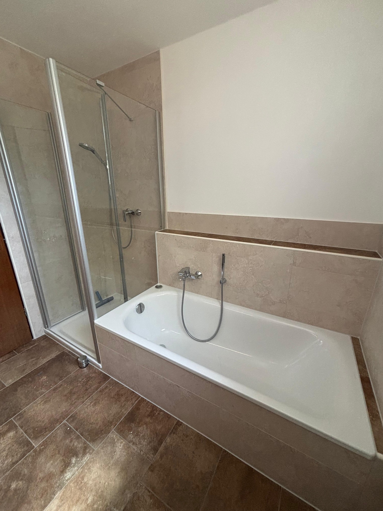 Badewanne mit Duschabtrennung