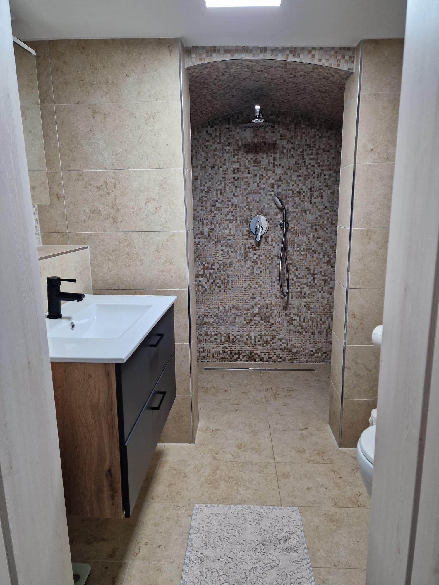 Bad mit Dusche und Waschtisch