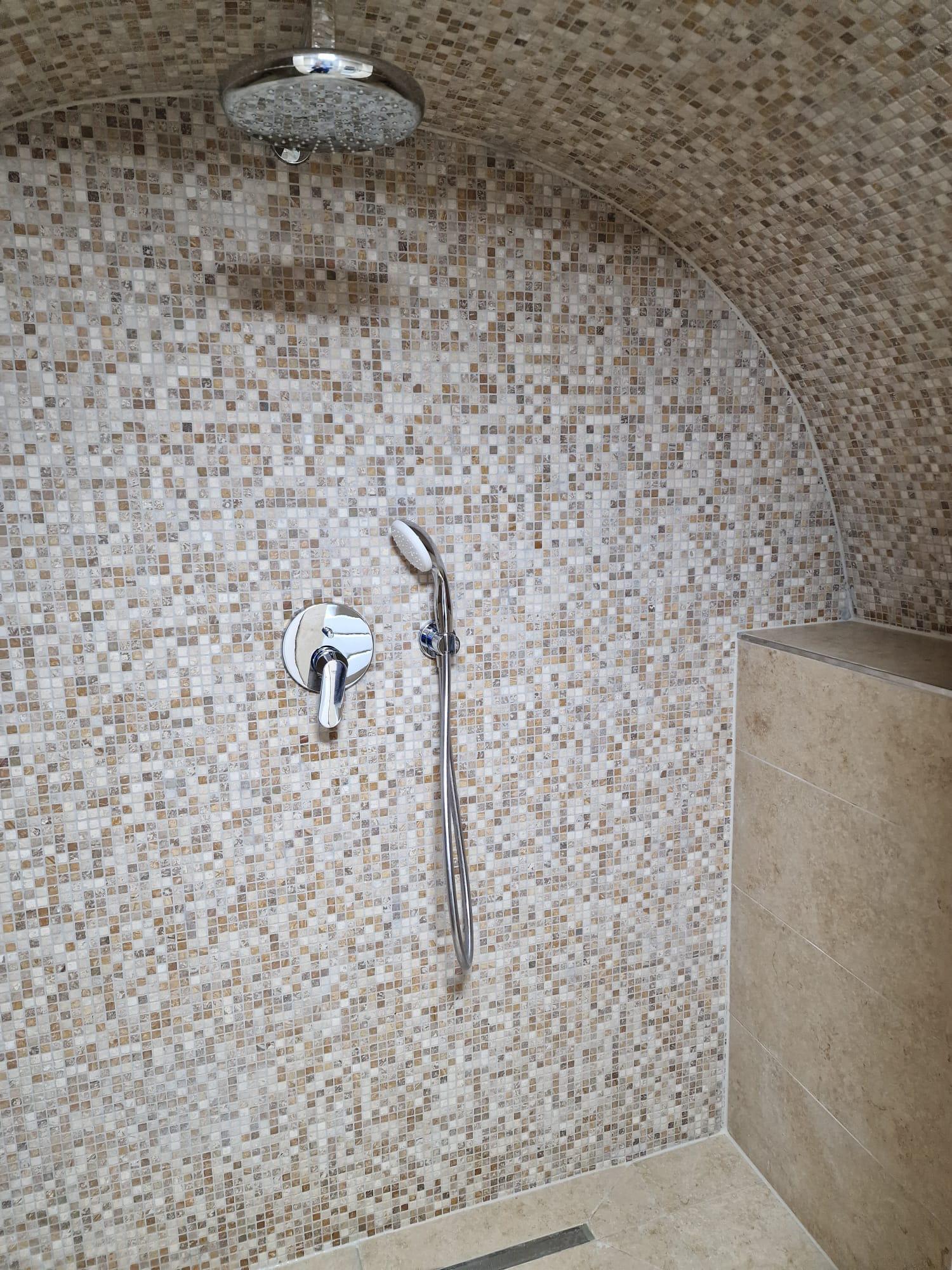 Duscharmaturen und Mosaik