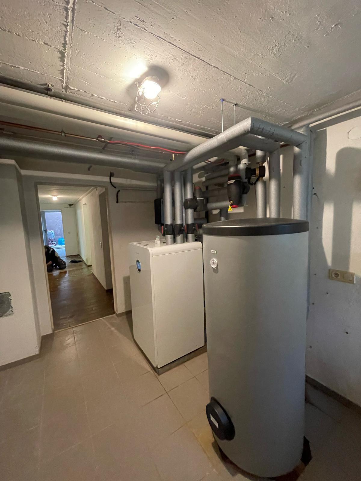 Speicher und Inneneinheit im Keller
