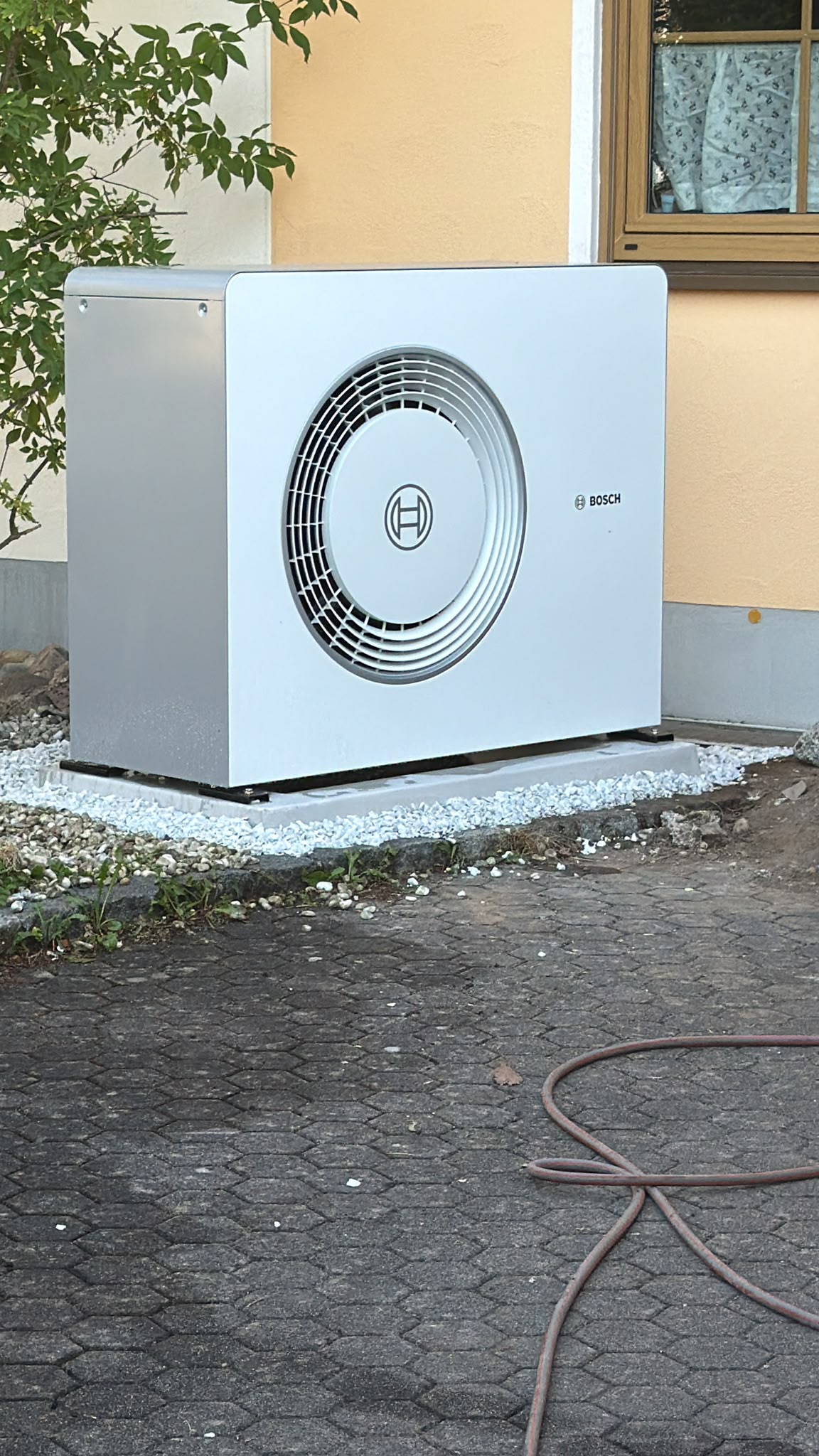 Außeneinheit am gepflasterten Hof
