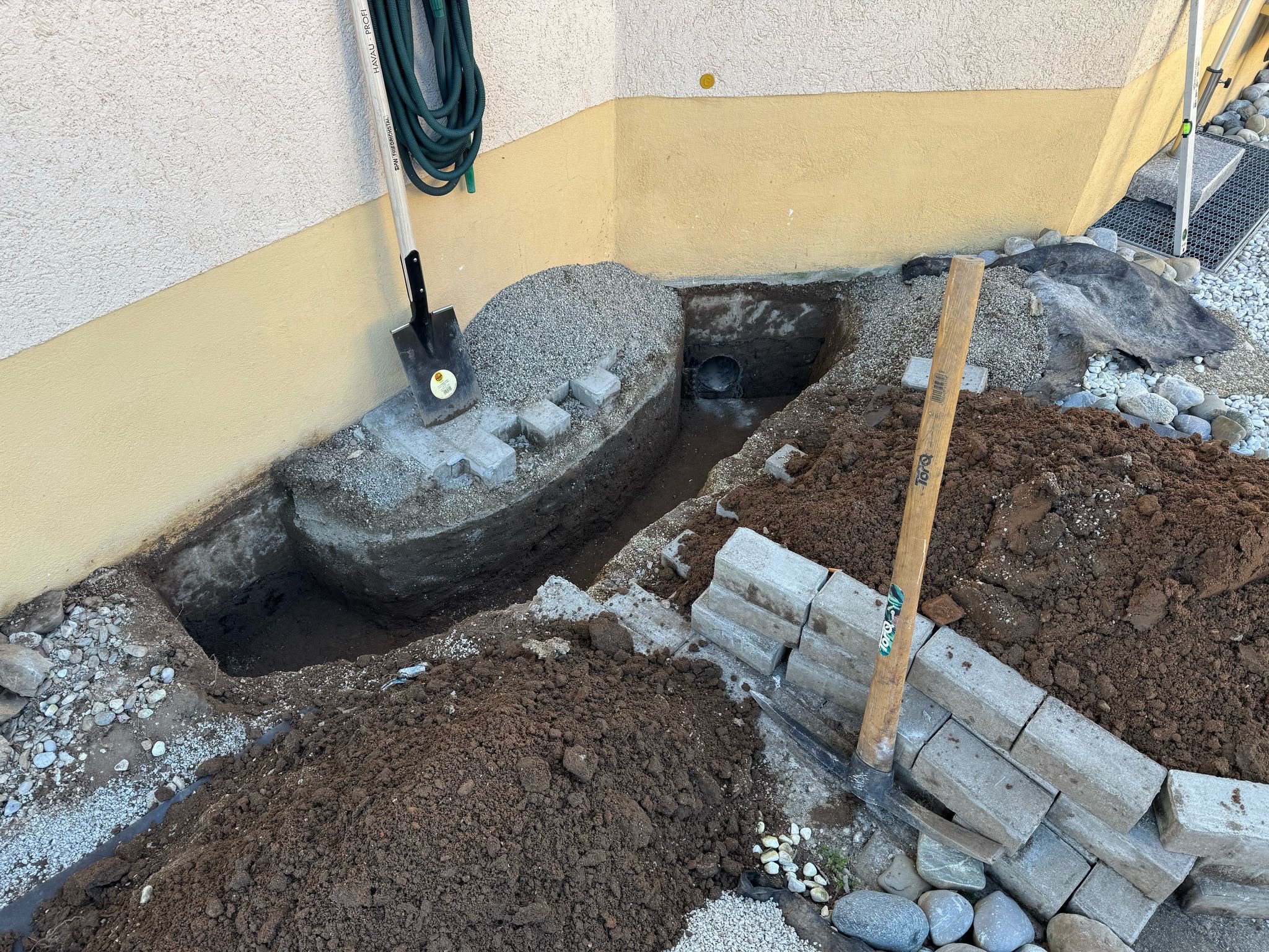 Erdarbeiten an der Hauswand