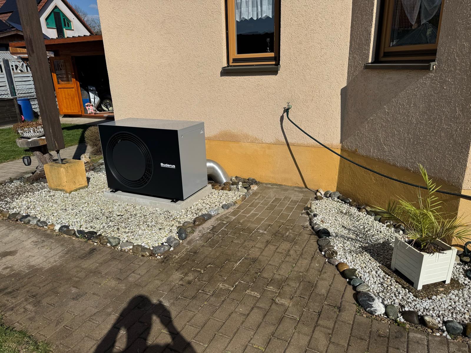 Buderus Außeneinheit aufgestellt