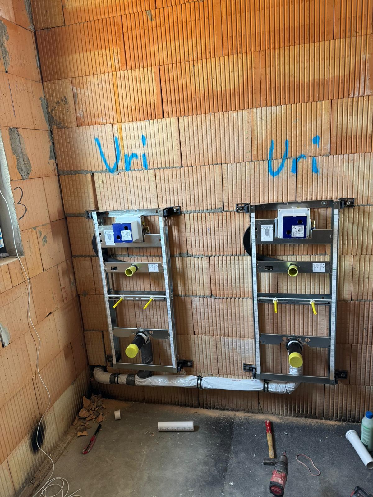 Urinal-Vorwandelemente montiert