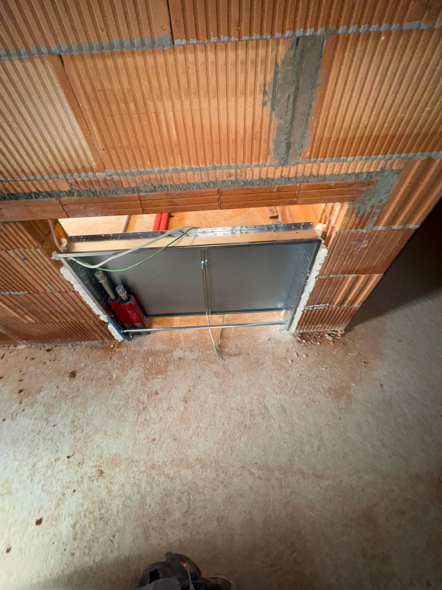 Installationsöffnung im Boden