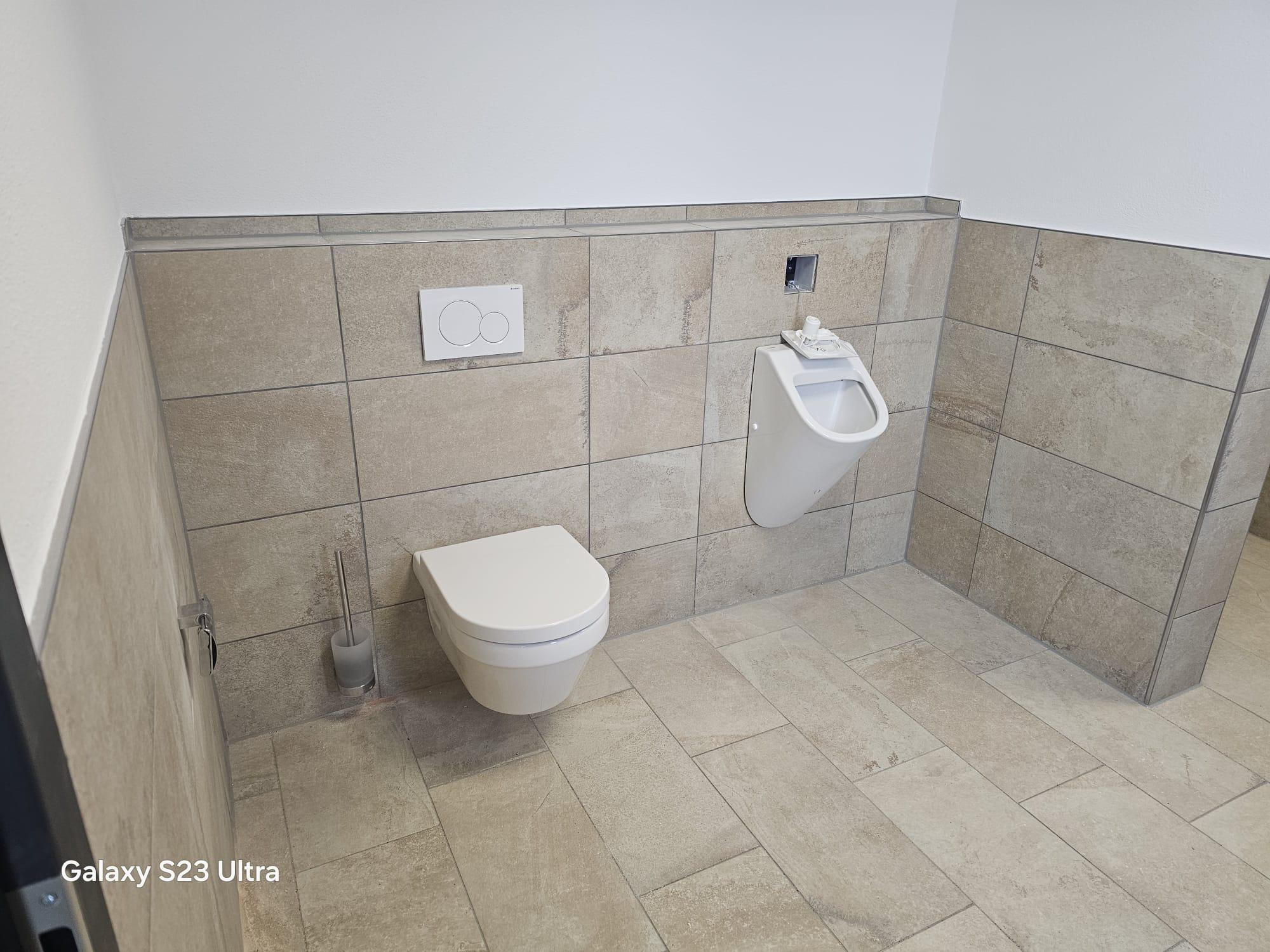 Fertiger WC- und Urinalbereich